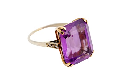 Lot 55 - AN AMETHYST AND DIAMOND RING