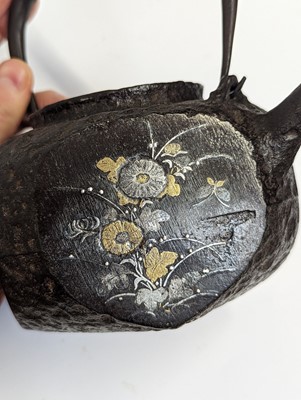 Lot 274 - A JAPANESE SILVER AND GOLD-INLAID IRON KETTLE AND COVER, TETSUBIN