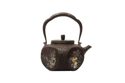 Lot 274 - A JAPANESE SILVER AND GOLD-INLAID IRON KETTLE AND COVER, TETSUBIN