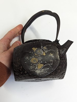 Lot 274 - A JAPANESE SILVER AND GOLD-INLAID IRON KETTLE AND COVER, TETSUBIN