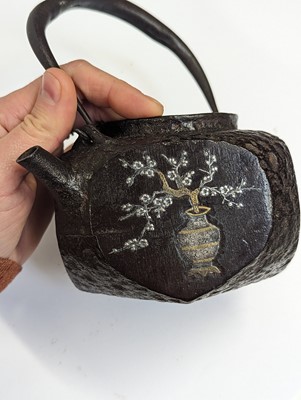 Lot 274 - A JAPANESE SILVER AND GOLD-INLAID IRON KETTLE AND COVER, TETSUBIN