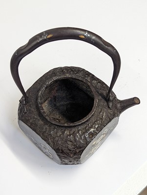 Lot 274 - A JAPANESE SILVER AND GOLD-INLAID IRON KETTLE AND COVER, TETSUBIN