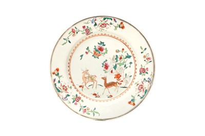 Lot 212 - A CHINESE FAMILLE-ROSE 'DEER AND PEONIES' DISH