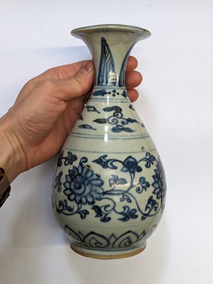 Lot 81 - A CHINESE BLUE AND WHITE VASE, YUHUCHUNPING