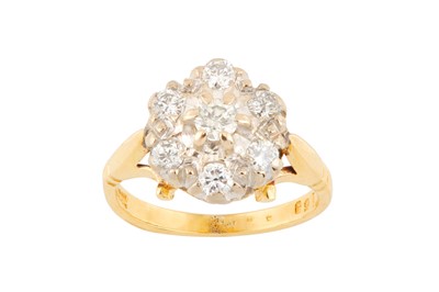 Lot 53 - A DIAMOND CLUSTER RING