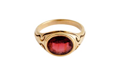 Lot 22 - A GARNET RING