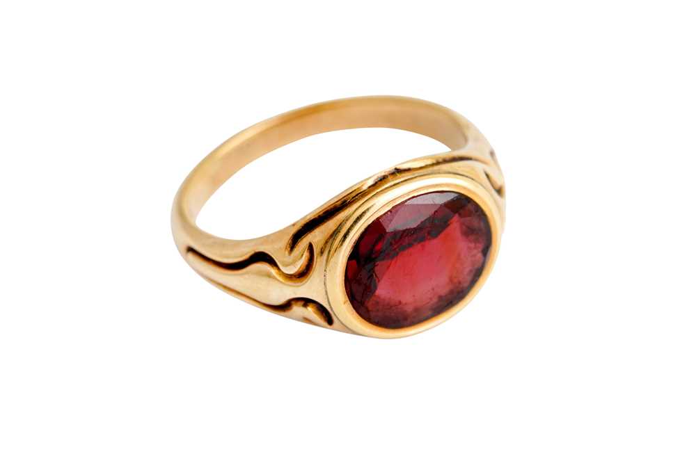 Lot 22 - A GARNET RING