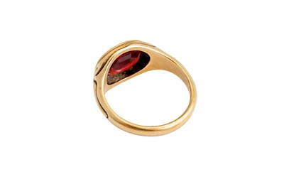 Lot 22 - A GARNET RING