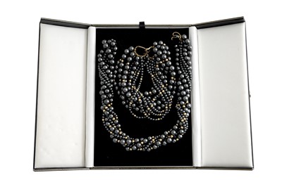 Lot 52 - AN HEMATITE NECKLACE AND BRACELET SUITE
