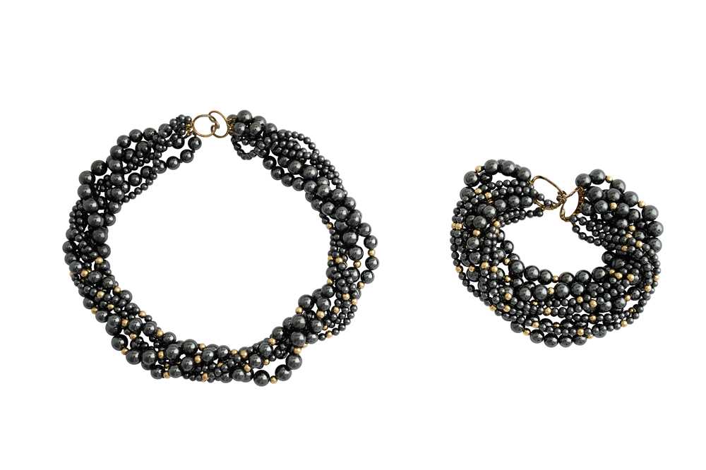 Lot 52 - AN HEMATITE NECKLACE AND BRACELET SUITE