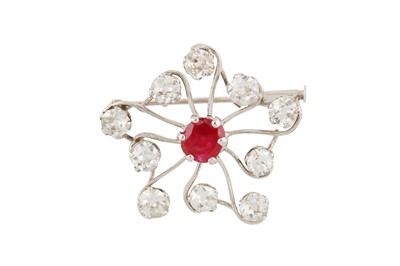 Lot 194 - A RUBY AND DIAMOND BROOCH