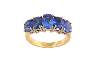 Lot 31 - A FIVE-STONE SAPPHIRE RING
