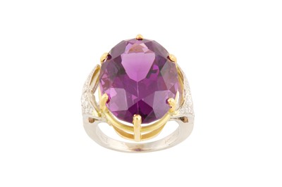 Lot 137 - AN AMETHYST AND DIAMOND RING