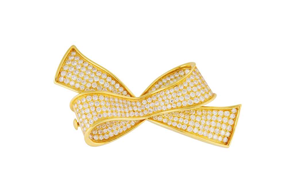 Lot 56 - A DIAMOND BOW BROOCH