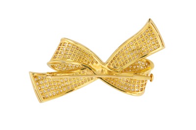 Lot 56 - A DIAMOND BOW BROOCH