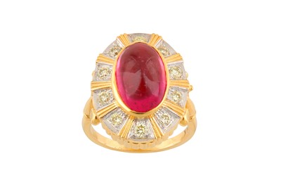 Lot 185 - A TOURMALINE AND DIAMOND COMPARTMENT RING