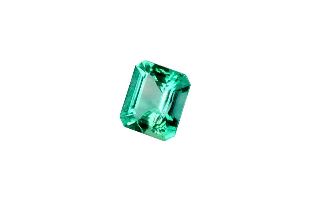 Lot 36 - A LOOSE EMERALD