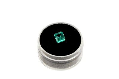 Lot 36 - A LOOSE EMERALD