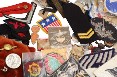 Lot 115 - A QUANTITY OF CLOTH BADGES