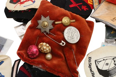 Lot 115 - A QUANTITY OF CLOTH BADGES