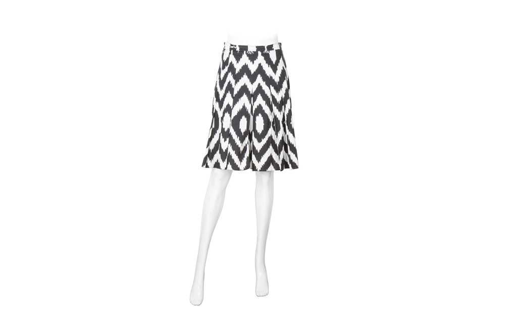 Lot 461 - Prada Monochrome Cotton Pleat Skirt - Size 40