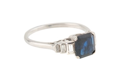 Lot 12 - A SAPPHIRE AND DIAMOND RING