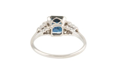 Lot 12 - A SAPPHIRE AND DIAMOND RING