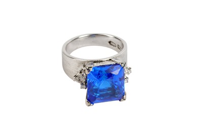 Lot 46 - A SYNTHETIC BLUE SPINEL RING