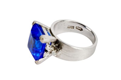 Lot 46 - A SYNTHETIC BLUE SPINEL RING