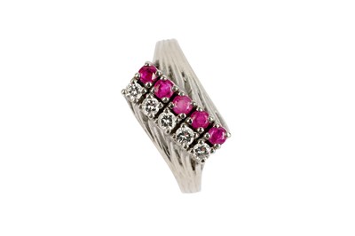 Lot 18 - A DIAMOND AND RUBY RING