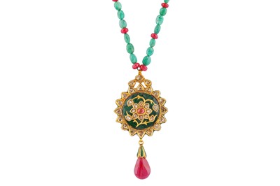 Lot 488 - A SPINEL AND EMERALD BEADS NECKLACE WITH A POLKI DIAMOND KUNDAN-SET FLORAL PENDANT