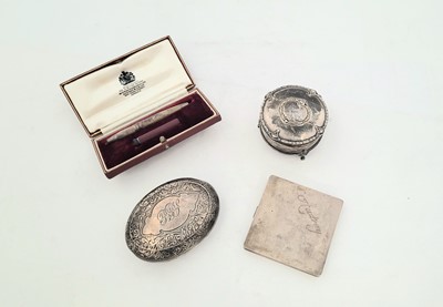 Lot 151 - An Edwardian sterling silver squeeze action tobacco box, Birmingham 1906 by Williams Ltd