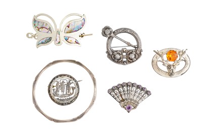 Lot 47 - A GROUP OF SILVER JEWELLERY AND A GROUP OF BROOCHES