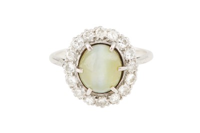 Lot 197 - A CAT'S EYE CHRYSOBERYL AND DIAMOND CLUSTER RING