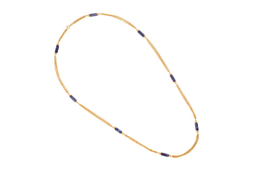Lot 30 - A SODALITE CHAIN NECKLACE