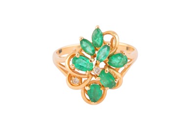 Lot 156 - AN EMERALD AND DIAMOND RING