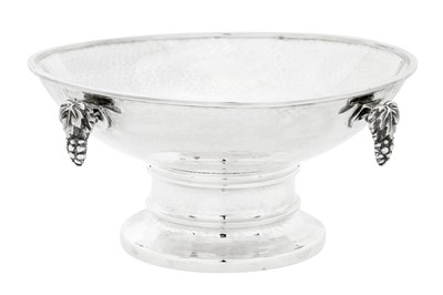 Lot 249 - A George VI 'Arts and Crafts' sterling silver bowl, Birmingham 1937 by A E Jones