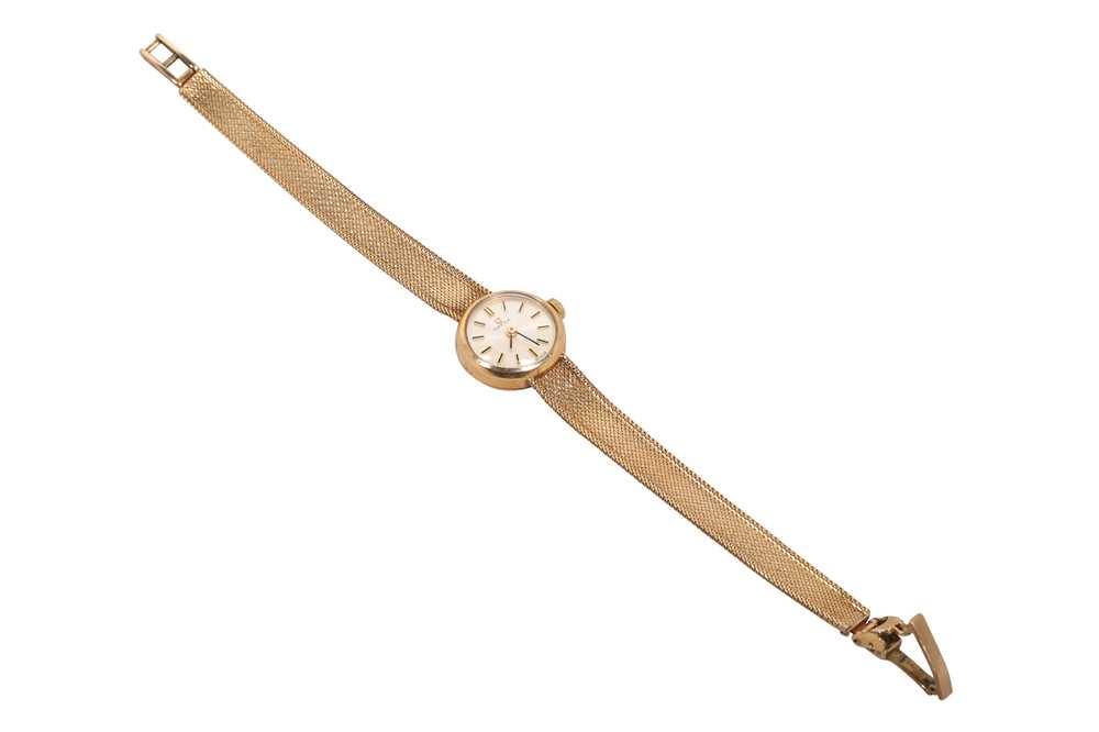 Lot 73 - A LADIES VINTAGE 9K GOLD OMEGA BRACELET WATCH
