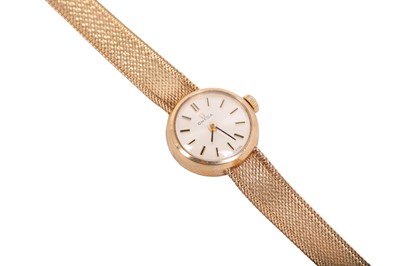 Lot 73 - A LADIES VINTAGE 9K GOLD OMEGA BRACELET WATCH