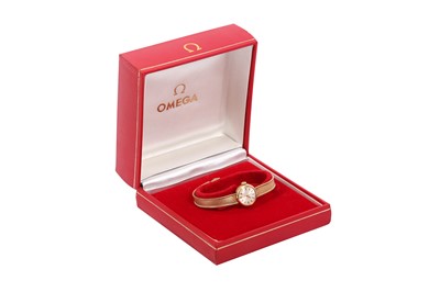 Lot 73 - A LADIES VINTAGE 9K GOLD OMEGA BRACELET WATCH