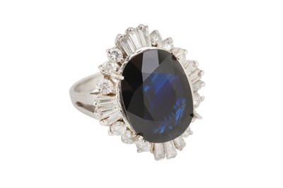 Lot 22 - A SAPPHIRE AND DIAMOND CLUSTER RING