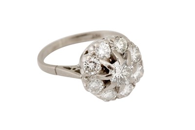 Lot 14 - A DIAMOND CLUSTER RING