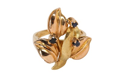 Lot 25 - AN 18CT GOLD AND SAPPHIRE FLORAL RING, CIRCA 1978