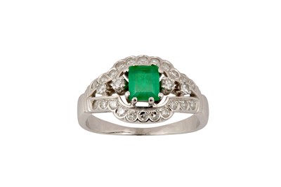 Lot 116 - AN EMERALD AND DIAMOND RING