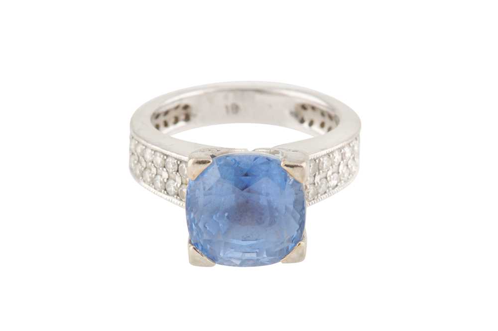 Lot 20 - A SAPPHIRE AND DIAMOND RING
