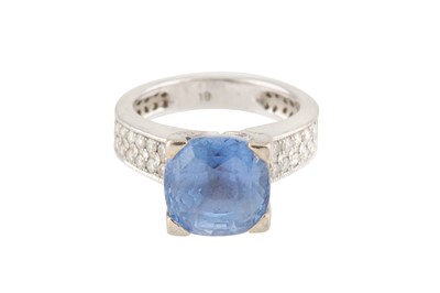Lot 20 - A SAPPHIRE AND DIAMOND RING