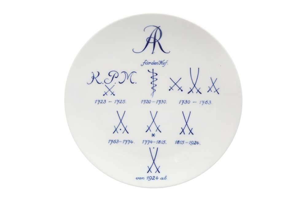 Lot 167 - A MEISSEN PORCELAIN HISTORY OF CROSSED SWORDS MARK PLATE