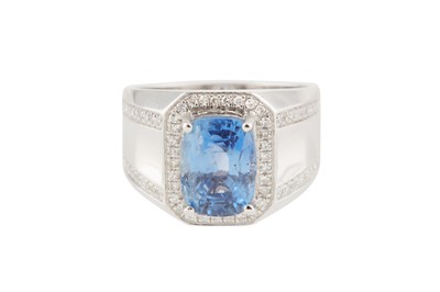 Lot 76 - A SAPPHIRE AND DIAMOND RING
