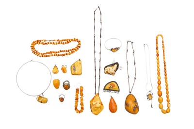 Lot 43 - A MISCELLANEOUS GROUP OF BUTTERSCOTCH AMBER JEWELLERY