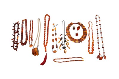 Lot 18 - A COLLECTION OF MISCELLANEOUS AMBER JEWELLERY